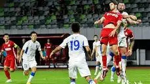 “巴黎球迷与拜仁球迷横幅抗辩：财阀纳赛尔，请退场！”